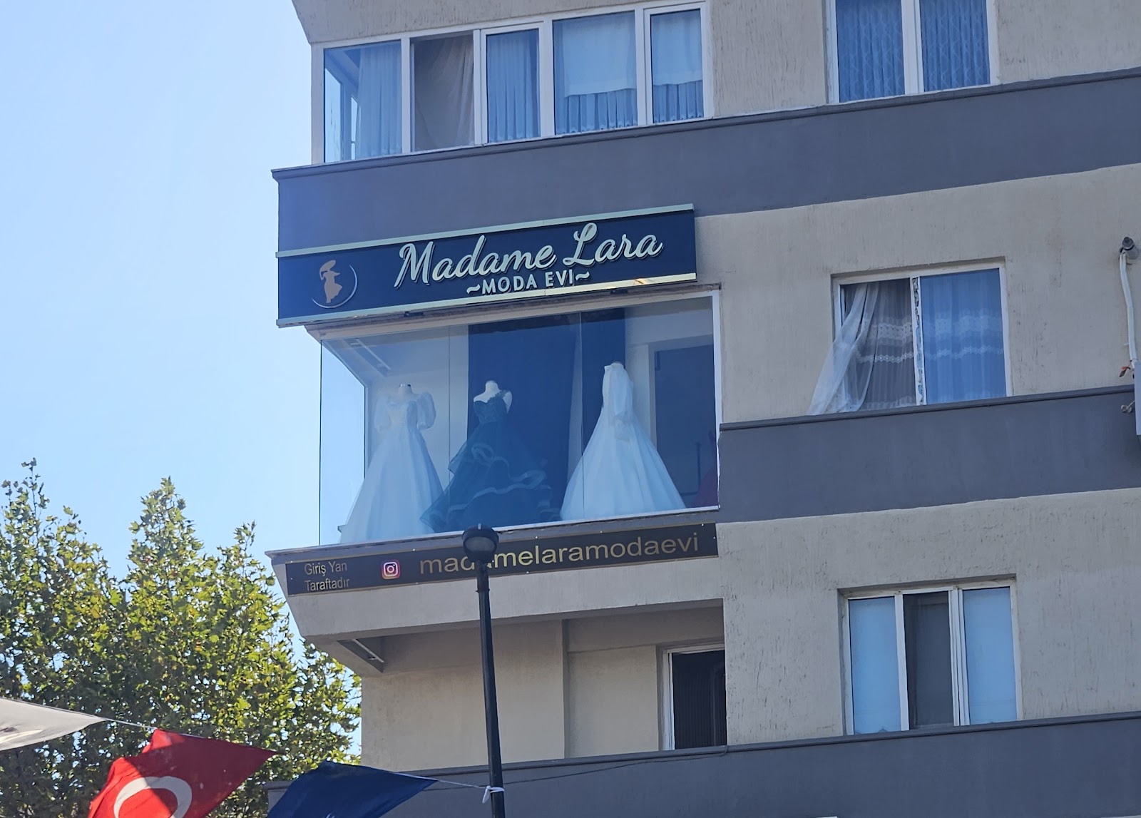 Madame Lara Moda Evi Gelinlik Mağazası